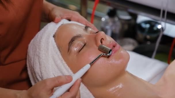 Blank Wit Vrouw Met Iontophoresis Gezicht Behandeling Spa Salon Het — Stockvideo