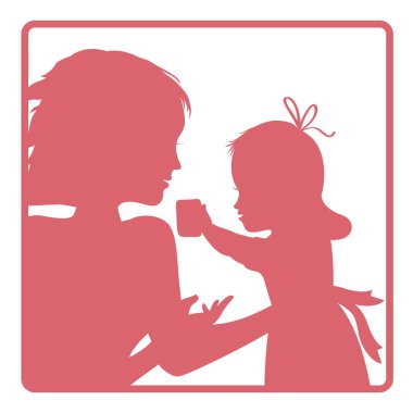 Küçük kızıyla pembe siluetler içinde yumuşak bir sahne. Yuvarlak kare bir çerçeve içinde ona bir hediye veriyor..