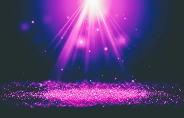 Fioletowe Różowe Błyszczące Promienie Błyszczące Światła Reflektorem Bokeh Elegancki Pokaz — Zdjęcie stockowe