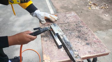 Endüstriyel teknisyende elleri kaynak yapıyor.