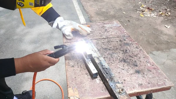 工业技术人员手工焊接金属 — 图库照片