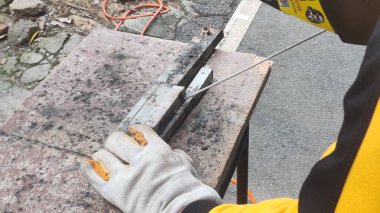 Endüstriyel teknisyende elleri kaynak yapıyor.