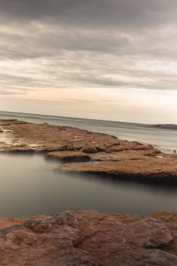 Huesca vilayetindeki eski duvarda delikler var. İspanya. Kaspi Aktau.