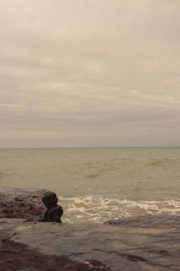 Büyük kumlu bir sahili olan kayalık bir sahil. yüksek kaliteli fotoğraf. Kaspi Aktau