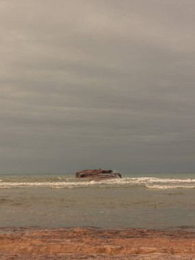 Büyük kumlu bir sahili olan kayalık bir sahil. yüksek kaliteli fotoğraf. Kaspi Aktau