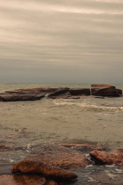 Akdeniz 'de fırtınalı, karanlık bir gökyüzü. Kaspi Aktau.