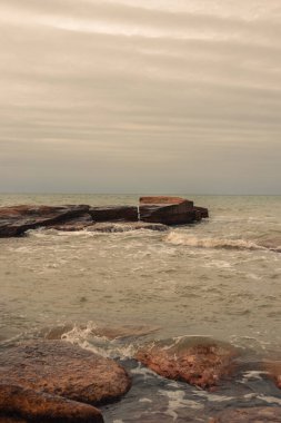 Akdeniz 'de fırtınalı, karanlık bir gökyüzü. Kaspi Aktau.