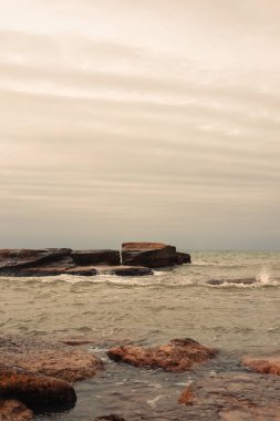 Akdeniz 'de fırtınalı, karanlık bir gökyüzü. Kaspi Aktau.