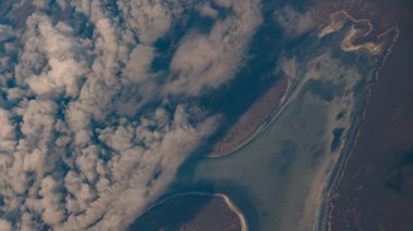 Kışın uçağın penceresi