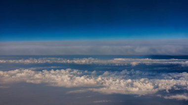 Kışın uçağın penceresi