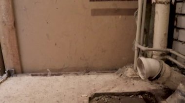 Projelerinize otantik endüstriyel dokuyu eski tesisat tesisatlarının olduğu bu yüksek çözünürlüklü videoyla ekleyin. Görüntülerde eski borular, eski bir havlu radyatörü ve dökme demir kanalizasyon var.