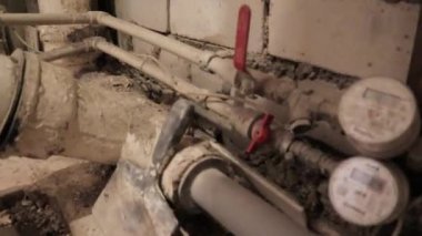 Projelerinize otantik endüstriyel detayları da ekleyin. Bu yüksek çözünürlüklü video sergilenen vintage tesisat donanımı ile. Görüntülerde eski borular, kırmızı vanalar, su sayaçları ve bir döküm yer alıyor.