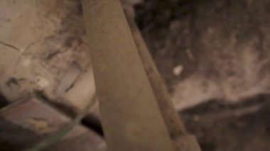 Projelerinize özgün endüstriyel dokuyu ve detayı bu yüksek çözünürlüklü vintage tesisat donanımı videosuyla ekleyin. Görüntülerde eski borular, çarpan kırmızı valfler ve su sayaçları görülüyor.