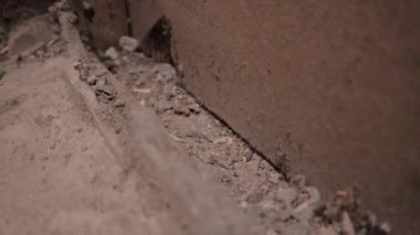 Bu yüksek çözünürlüklü yıkım alanı videosuyla projelerinize otantik cesur dokuyu da ekleyin. Görüntülerde, yakın tarihli bir tarihten kalan toz ve enkazla kaplı beton bir zemin görülüyor.