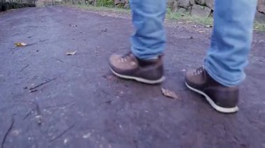 Bu yüksek çözünürlüklü videoyla sonbahar projelerinize biraz tarih ve sükunet katın. Kamera, eski bir taş duvarla çevrili antik bir yolda yürüyen bir adamı takip ediyor. Başlangıç olarak...