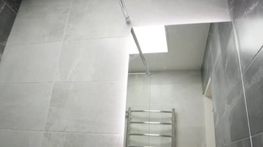 Projelerinize modern zarafeti de ekleyin. Bu yüksek çözünürlüklü video, şık bir banyo detayını gözler önüne seriyor. Görüntülerde arka planda bir ayna, küçük, çağdaş bir lavabo ve bir krom var.