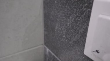 Bu yüksek çözünürlüklü yakın çekim videosuyla projelerinize biraz modern işlevsellik ve detay ekleyin. Görüntülerde, beyaz su geçirmez yeni bir elektrik prizi yer alıyor.