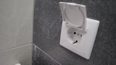 Bu yüksek çözünürlüklü yakın çekim video ile çağdaş bir banyo kurulumunun titiz detaylarını göster. Görüntülerde yeni bir su geçirmez elektrik prizi var.