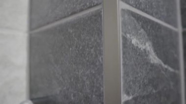 Bu yüksek çözünürlüklü yakın çekim video ile banyo yenileme ya da iç tasarım projelerinize profesyonel hassasiyet katın. Görüntülerde alüminyum kaplama bir profil var.
