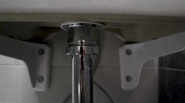 Bu yüksek çözünürlüklü yakın çekim videosuyla projelerinize biraz modern entelektüellik katın. Görüntülerde krom lavabo lavabosu ve su musluğu gösteriliyor.