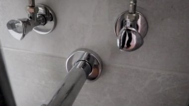 Projelerinizi yüksek çözünürlüklü özel banyo donanımlarıyla yükseltin. Işıldayan krom lavabo lavabosu ve muslukları sofistike koyu gri kiremitlere karşı gösteriyor.