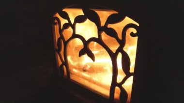 Süslü, dökme bir şöminede yüksek kaliteli bir yangın görüntüsü. Videolarına samimi ve davetkar bir ortam eklemek için mükemmel. Kraliyetten arınmış, entegre edilmesi kolay. İndir şimdi..