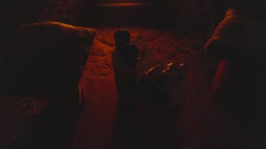 Bu yüksek çözünürlüklü videoyla projelerinize yüksek çözünürlüklü bir ateşin sıcaklığını ve rahatlığını getirin. Görüntülerde güzel bir dökme demir şömine ve karmaşık bir şekilde tasarlanmış bir kapı var.