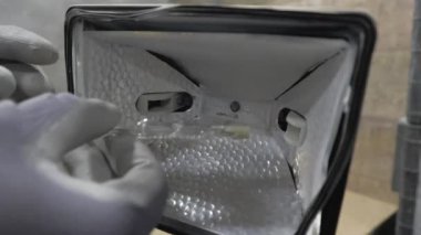 Basit bir ampul değişiminin yüksek kaliteli görüntüleri. Ampule erişmek için cıvatanın çıkarılmasını gösterir. DIY, nasıl yapılacağı ve tamir videoları için mükemmel. Kraliyetten arınmış, entegre edilmesi kolay. İndir şimdi..