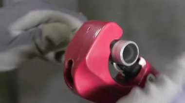 Bu kısa video klipte 5-20 saniye içinde kırmızı bir boru kesicinin kapalı alanda alüminyum bir boruyu temiz bir şekilde kestiği görülüyor. Bu yükseklikteki projelerinize etkin bir iç çalışma eklemek için mükemmel.
