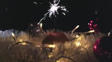 Bu büyüleyici yüksek çözünürlüklü video tatil sezonunun büyüsünü yakalıyor. Işıltılı bir maytap portakala yerleştirilir, parıldayan peri ışıklarının arasına yerleştirilir, tüylü beyaz süsler, ve