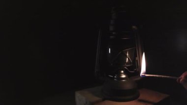 Flickering Kerosene Lamba: Bu yüksek çözünürlüklü görüntülerle videolarınızda gizemli ve atmosferik bir atmosfer yaratın. 5-20 saniyelik şarjörde bir gaz lambası yanıyor.