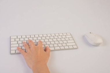  iş kadını el laptop klavye fare ile yazarak closeup
