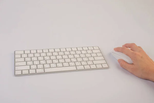 商务女人手上的笔记本电脑键盘与鼠标打字的特写 — 图库照片