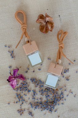 Beyaz arka planda izole edilmiş çubuklu dağıtıcı şişeleri 