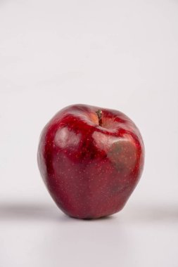 Beyaz üzerine izole edilmiş taze kırmızı elma. kırpma yolu ile