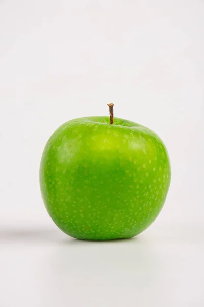 Świeże Zielone Jabłko Izolowane Białym Tle — Zdjęcie stockowe