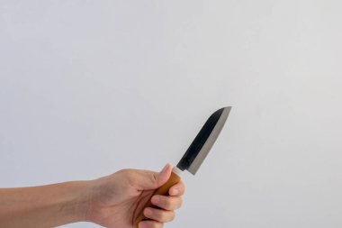 Beyaz arka planda el ve hizmet bıçağı izole.