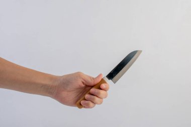 Beyaz arka planda el ve hizmet bıçağı izole.