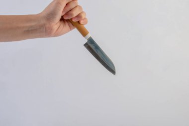 Beyaz arka planda el ve hizmet bıçağı izole.