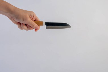 Beyaz arka planda el ve hizmet bıçağı izole.