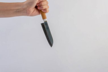 Beyaz arka planda el ve hizmet bıçağı izole.