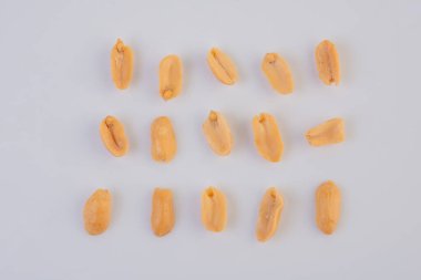 Beyaz arka planda tuzlanmış fıstık yığını.