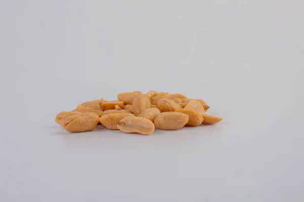 白い背景に塩ローストピーナッツのヒープ — ストック写真