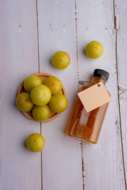 Ayurvedic Amla veya Hint Bektaşi üzümü Suyu, ahşap masada sağlıklı beslenme