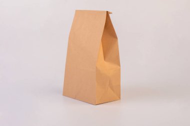 Beyaz arkaplandaki kahverengi kağıt torbaları kapat.