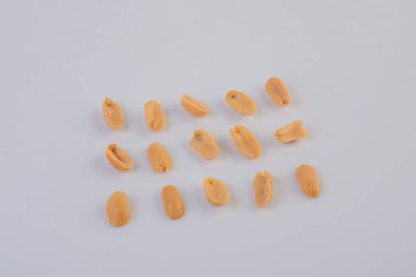 Heapof kavrulmuş fıstık bir beyaza yakın. İzole.