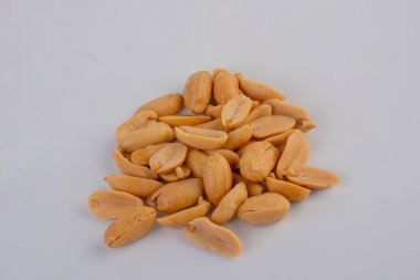 Heapof kavrulmuş fıstık bir beyaza yakın. İzole.