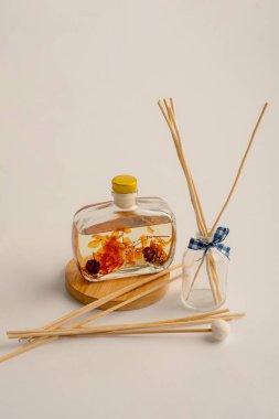 Beyaz arka planda izole edilmiş çubuklu dağıtıcı şişeleri 