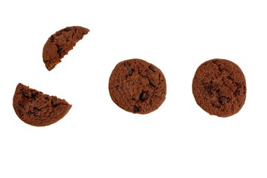 Beyaz arka planda izole edilmiş çikolatalı kurabiyeler. Tatlı bisküviler.