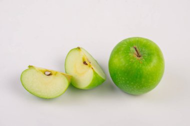 Beyaz arkaplanda izole edilmiş taze yeşil elmalar